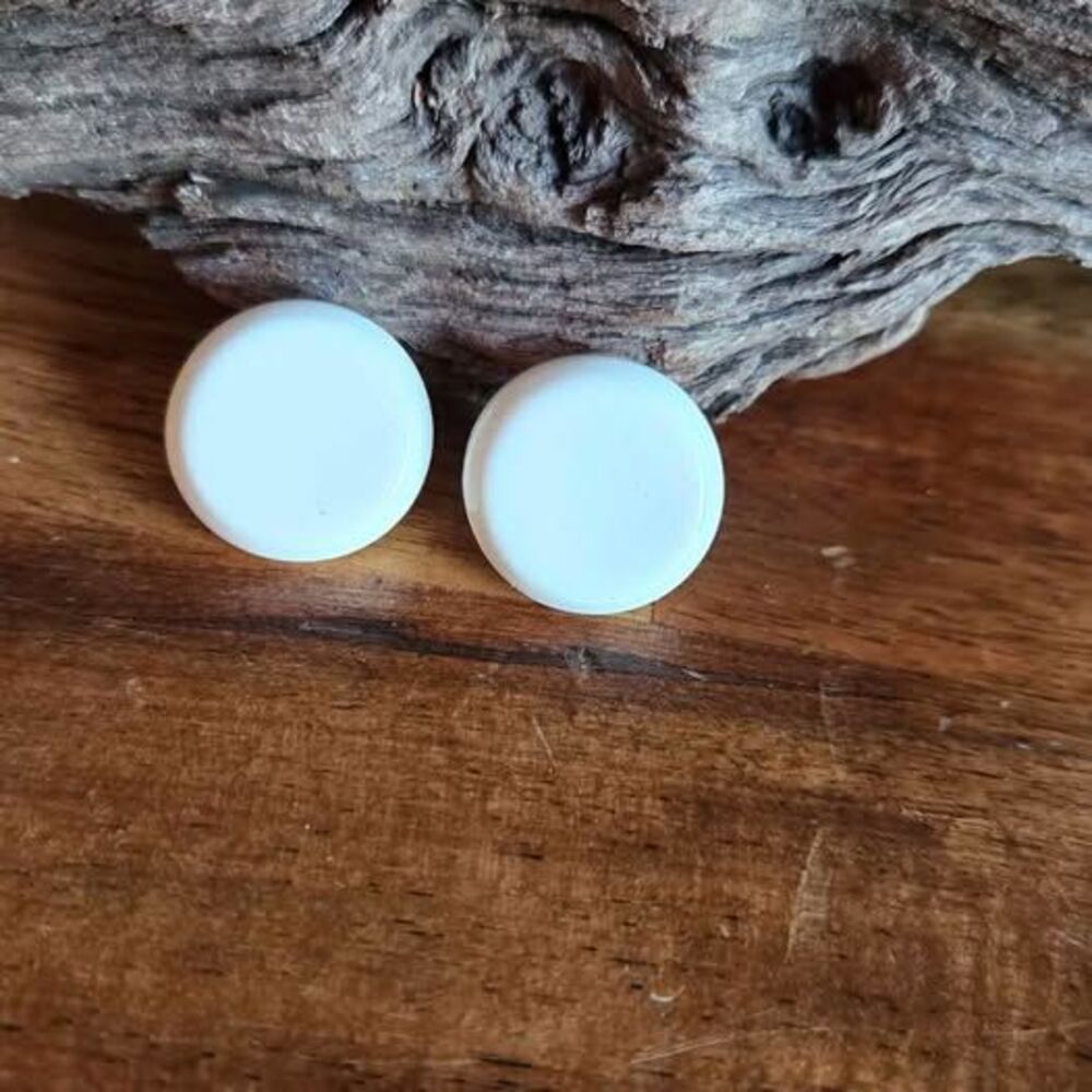 POER000010 | Vintage White Round Stud Earrings